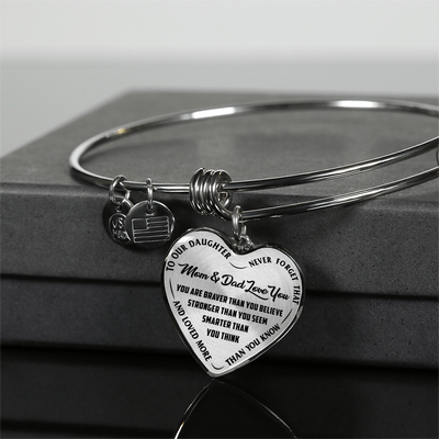 TO OUR DAUGHTER, YOU ARE BRAVER, MOM & DAD LOVE YOU - GOLD AND SILVER FINISHED HEART SHAPED NECKLACE AND BANGLE BRACELET (BLACK TEXT ON TRANSPARENT) EO
