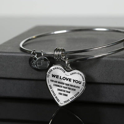 TO OUR DAUGHTER, ALWAYS REMEMBER THAT, WE LOVE YOU - (BLACK ON TRANSPARENT) SILVER OR GOLD FINISHED HEART SHAPED BANGLE BRACELET NEW