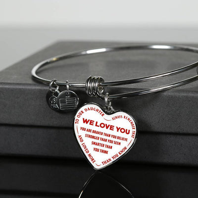 TO OUR DAUGHTER, ALWAYS REMEMBER THAT, WE LOVE YOU - (RED ON WHITE) SILVER OR GOLD FINISHED HEART SHAPED BANGLE BRACELET NEW